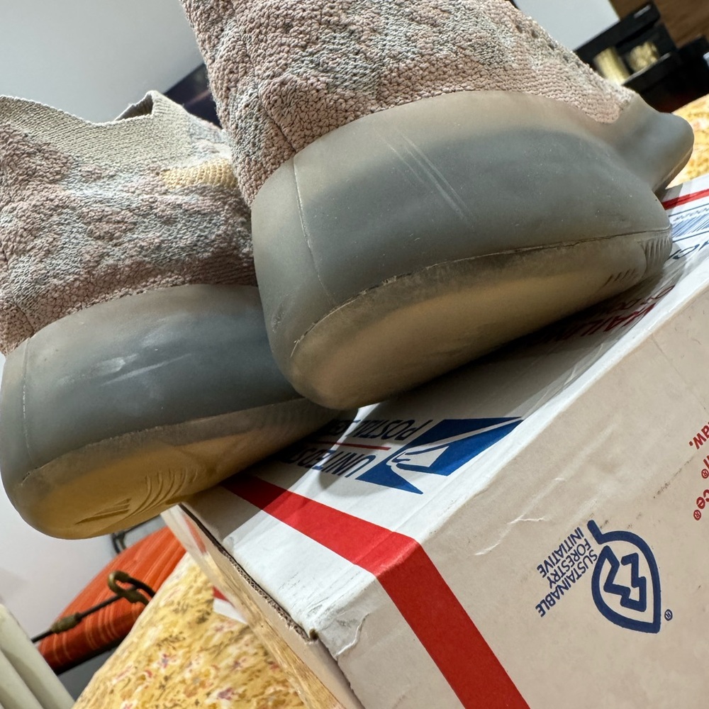Stylish Sneakers in Cream and Tan - Picture 10 of 12